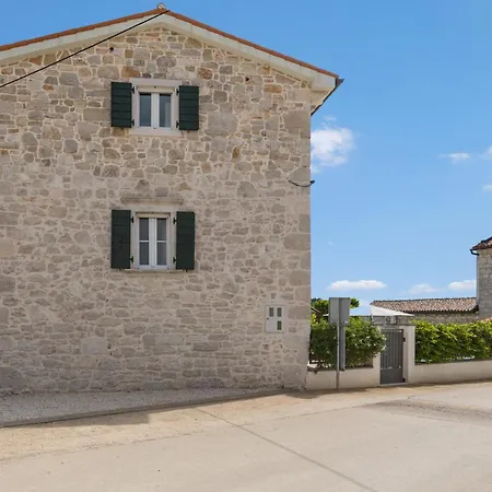 Ferienhaus 4 Bedroom Amazing In Poreč