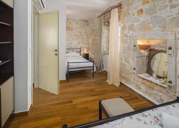 Nyaraló 4 Bedroom Amazing In Poreč