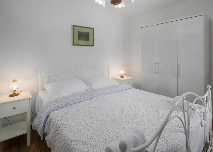 Nyaraló 4 Bedroom Amazing In Poreč