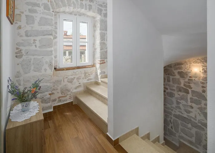 Nyaraló 4 Bedroom Amazing In Poreč