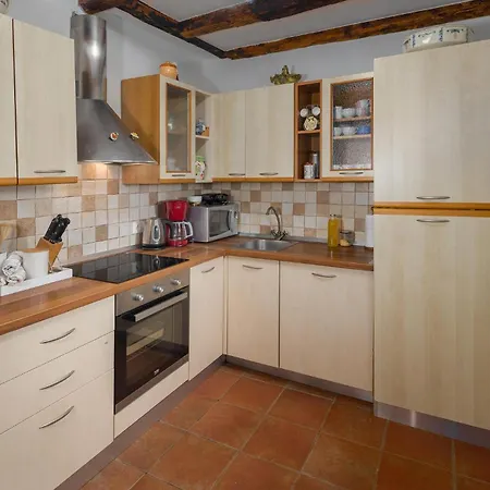 4 Bedroom Amazing In Дом отдыха Пореч