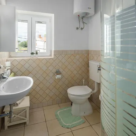 4 Bedroom Amazing In Дом отдыха Пореч