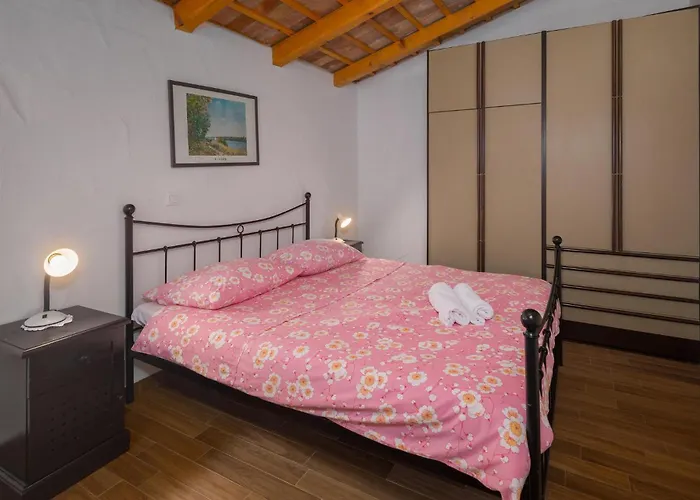 4 Bedroom Amazing In Πόρετς
